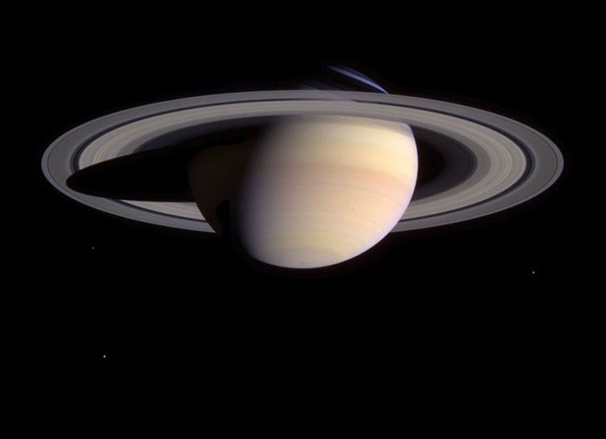 O espaço escuro entre as divisões A e B é a Divisão Cassini • Imagem Redação