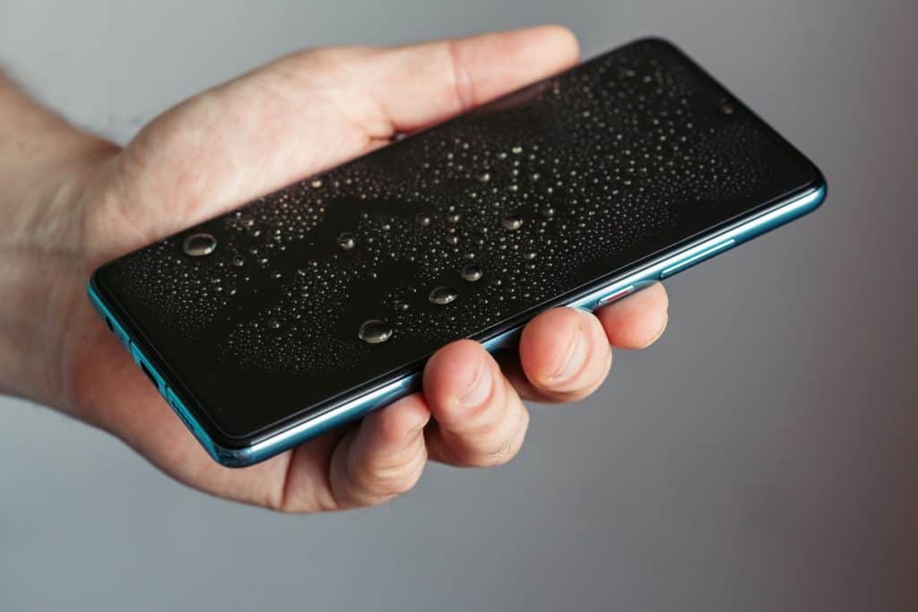 Limpeza deve ser feita conforme orientação do fabricante, evitando produtos que danifiquem o aparelho – Imagem: polya_olya/Shutterstock