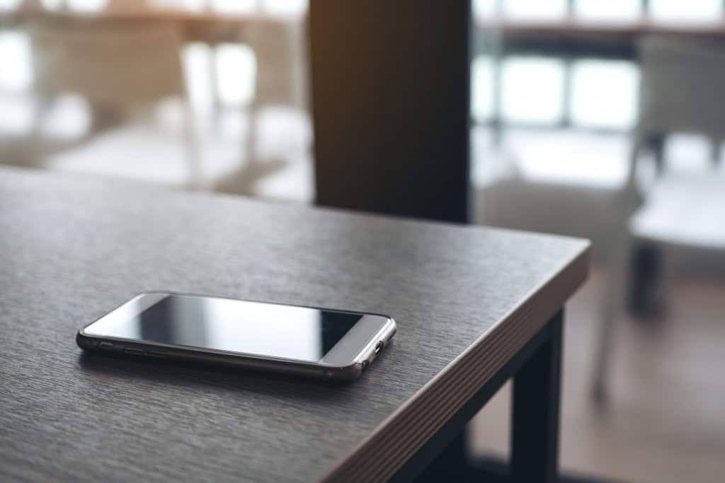A higienização do smartphone evita o acúmulo de bactérias e vírus e protege sua saúde – Imagem: Farknot Architect/Shutterstock