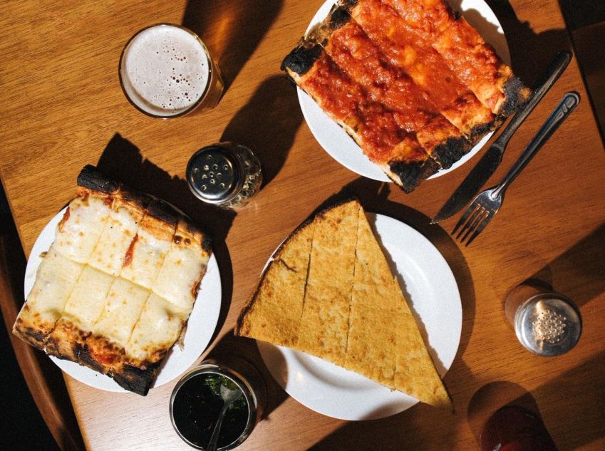 Pizzeria Quinta serve pizzas de formato retangular que servem bem uma pessoa • Victoria Boffano