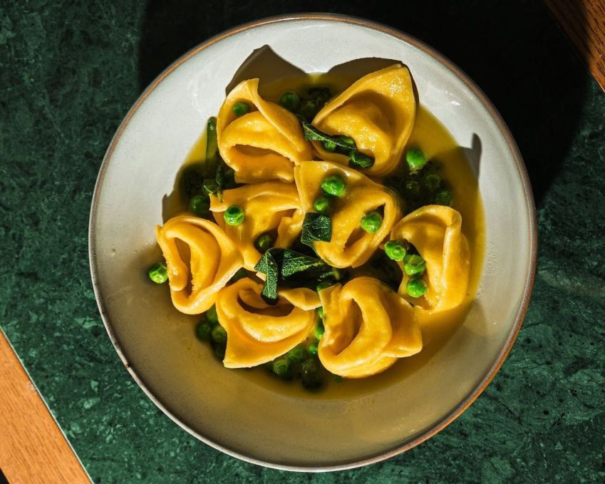Tortelloni de ricota com manteiga de sálvia e ervilhas do Pulpo, em Montevidéu • Lucas Aprikian