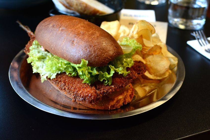 Sanduíche de peixe à milanesa com picles de cebola, maionese e alface em pão brioche • Giuliana Nogueira