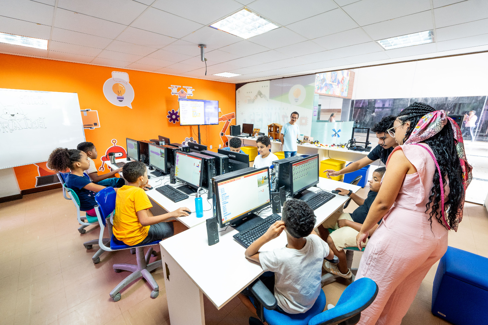 Universo da programação para crianças com oficina Scratch